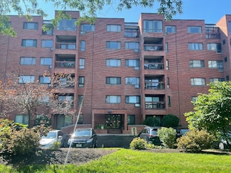 3801 Appian Way Unit 302, Glenview, IL 60025