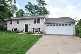 1825 Holiday Dr, Pekin, IL 61554