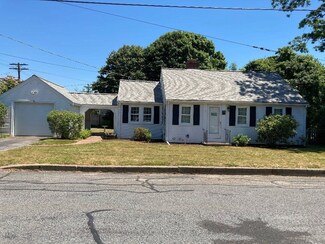 20 Locust St, Hyannis, MA 02601