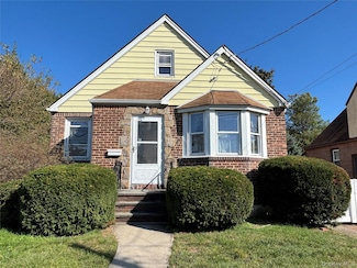 31 Claflin Blvd, Franklin Square, NY 11010