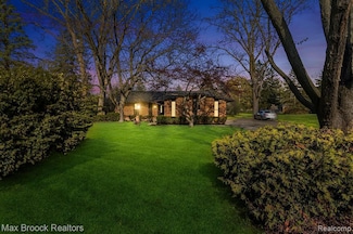 6207 Nicholas Dr, West Bloomfield, MI 48322