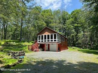 105 Hughes Dr, Greentown, PA 18426