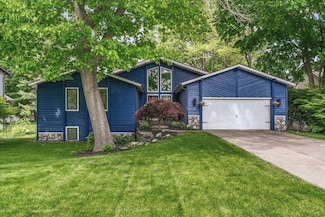 6767 Knollview Dr, Hudsonville, MI 49426