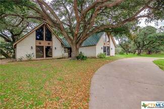 900 Gilbert St, Edna, TX 77957