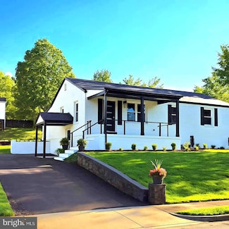 6065 Munson Hill Rd, Falls Church, VA 22044