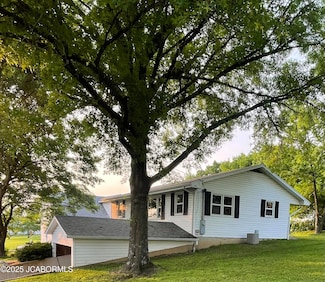 909 E Jefferson St, Linn, MO 65051