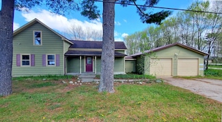 365 Quarterline St, Newaygo, MI 49337