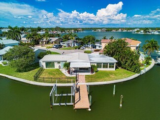 17444 2nd St E, Redington Shores, FL 33708