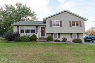 14 Fairlawn Dr, Castleton On Hudson, NY 12033