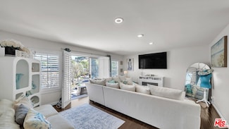 22736 Cavalier St, Woodland Hills, CA 91364