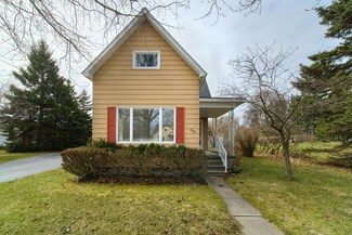 355 8th St, Manistee, MI 49660