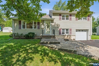62 Bryant Dr, Livingston, NJ 07039