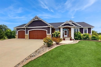 1813 Maple Ct, Winterset, IA 50273