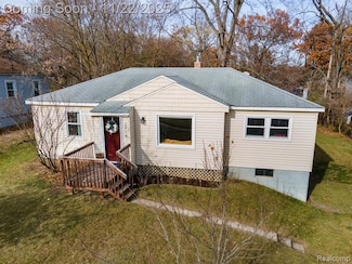 2718 Corey St, Waterford, MI 48328