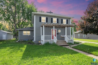 606 N 3rd St, Beresford, SD 57004
