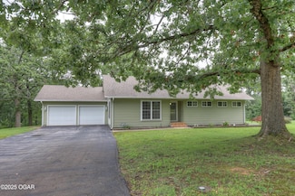 226 Lian Dr, Seneca, MO 64865