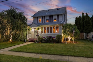 33 Roosevelt Ave, Hicksville, NY 11801