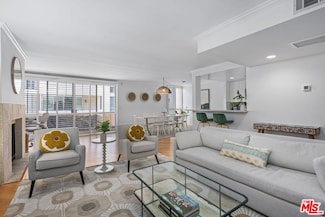 725 S Barrington Ave Unit 209, Los Angeles, CA 90049