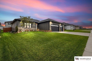 432 Deep Water Dr, Lincoln, NE 68527