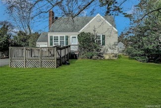 11 Doxsee Place, Islip, NY 11751