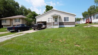 621 E College St, Marshall, MO 65340