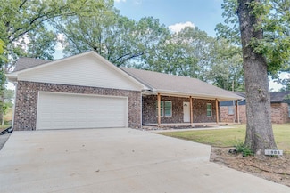 1906 Hutto St, Conway, AR 72032