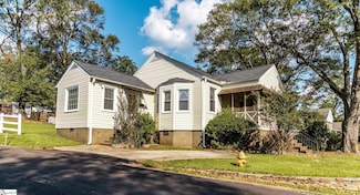 12 Center St, Taylors, SC 29687