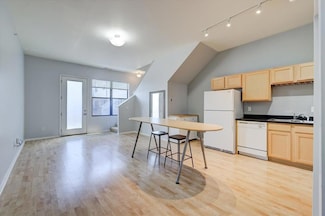 400 E Locust St Unit 211, Des Moines, IA 50309