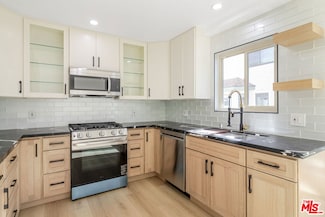 7550 Zombar Ave Unit 2, Van Nuys, CA 91406