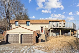 513 Walnut Ct, Le Claire, IA 52753