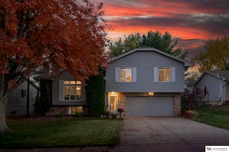 3721 Falcon Dr, Bellevue, NE 68123