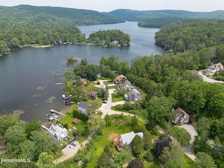 3 Stratford Ln, Monterey, MA 01245