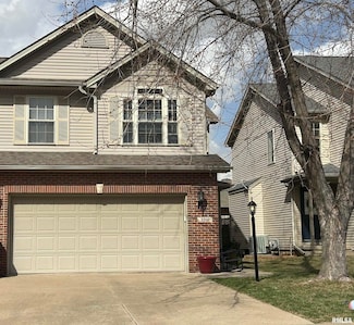2319 W Kenfield Ct, Peoria, IL 61615