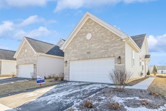 566 Madison Ln, Elgin, IL 60123