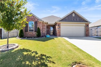1111 Rosemary St, Centerton, AR 72719