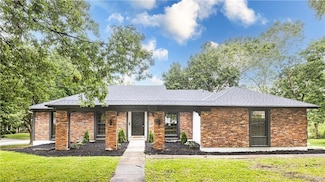 126 E Bridlespur Dr, Kansas City, MO 64114