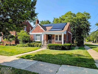 1292 Hampton Rd, Grosse Pointe Woods, MI 48236