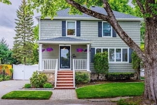 25 Lewis St, Reading, MA 01867