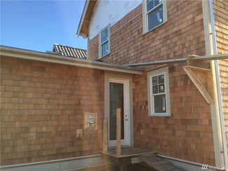 20 Horseshoe Ln, Pacific Beach, WA 98571