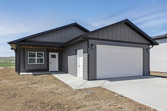 905 Bennington Dr, Box Elder, SD 57719