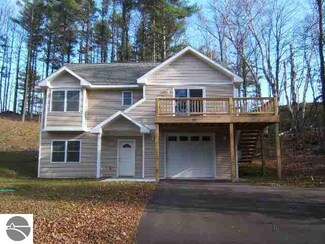 187 S West St, Northport, MI 49670