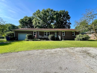 210 Briarwood Ln, New Bern, NC 28560