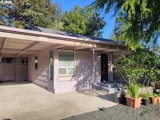 1582 N Ivy St, Coquille, OR 97423