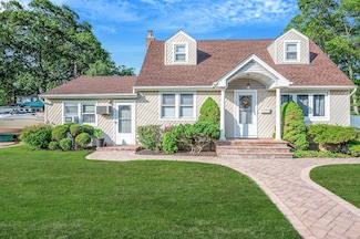 568 N Clinton Ave, Lindenhurst, NY 11757