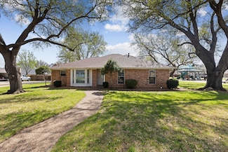 230 Glenmere Dr, Lewisville, TX 75077
