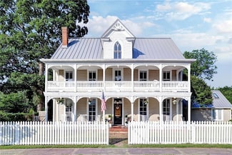 826 Lee St, West Point, VA 23181