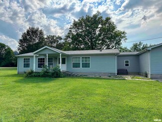 403 S Salem St, Kinmundy, IL 62854