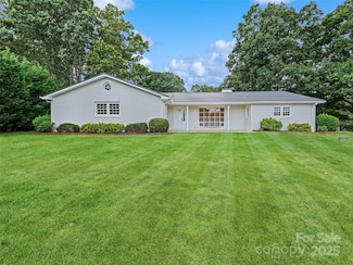 106 Whispering Hills Dr, Hendersonville, NC 28792