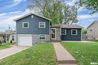 2845 Washington Ln, Davenport, IA 52804