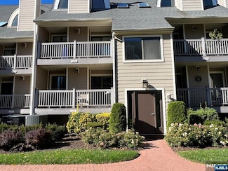 216 River Renaissance, East Rutherford, NJ 07073